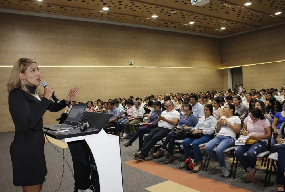 Diana Garcia a falar para uma sala cheia